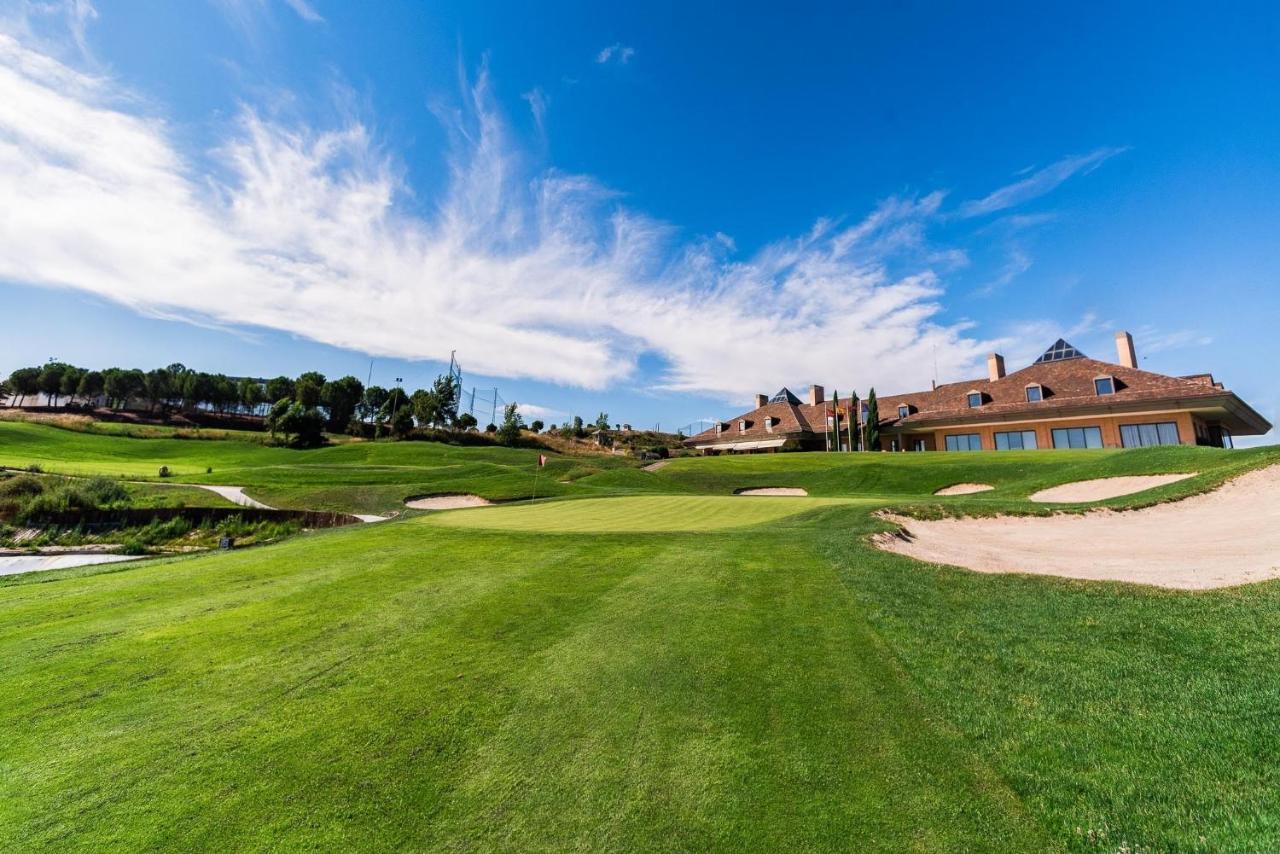Space In The Villa With Poll Near Golf In Madrid Exterior photo